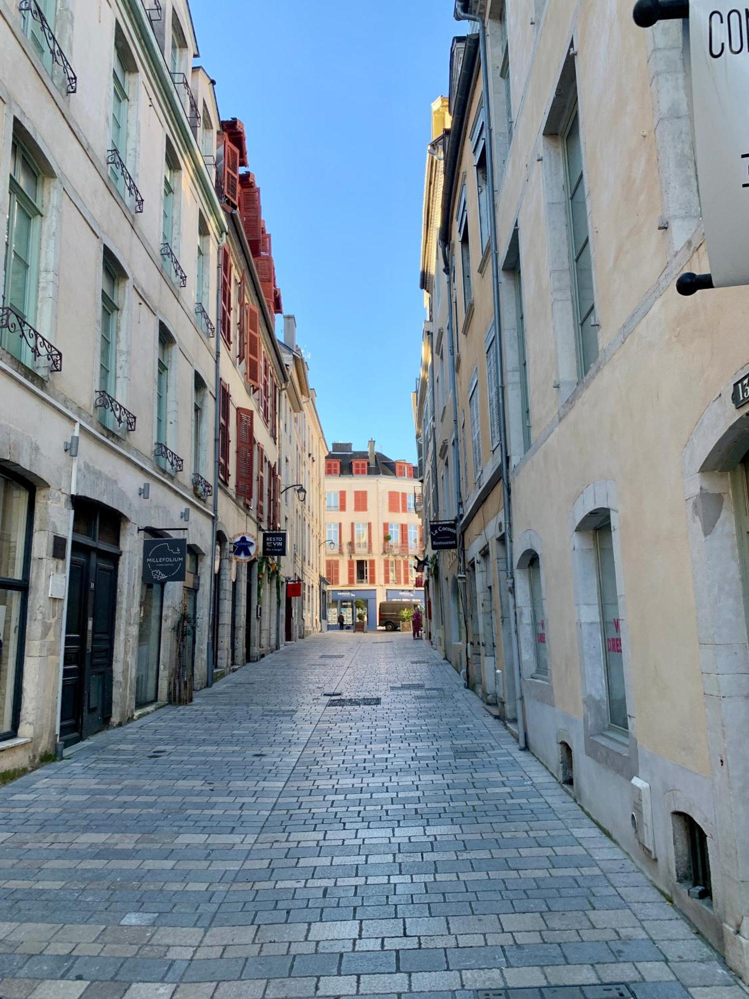 Wonderhost, Superbes Volumes Et Charme De L'Ancien Pau Exterior foto